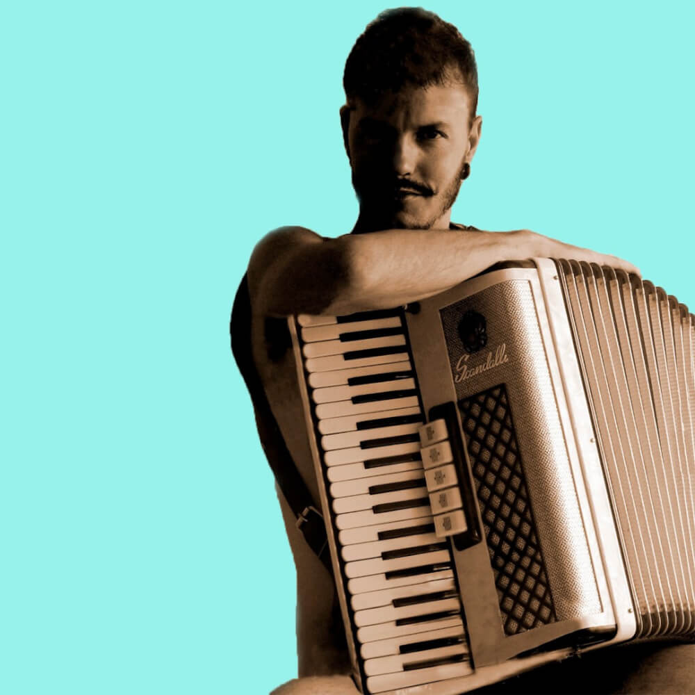 Músico eloiense Max Hebert lança primeiro disco “Tem de amor e tende humor”