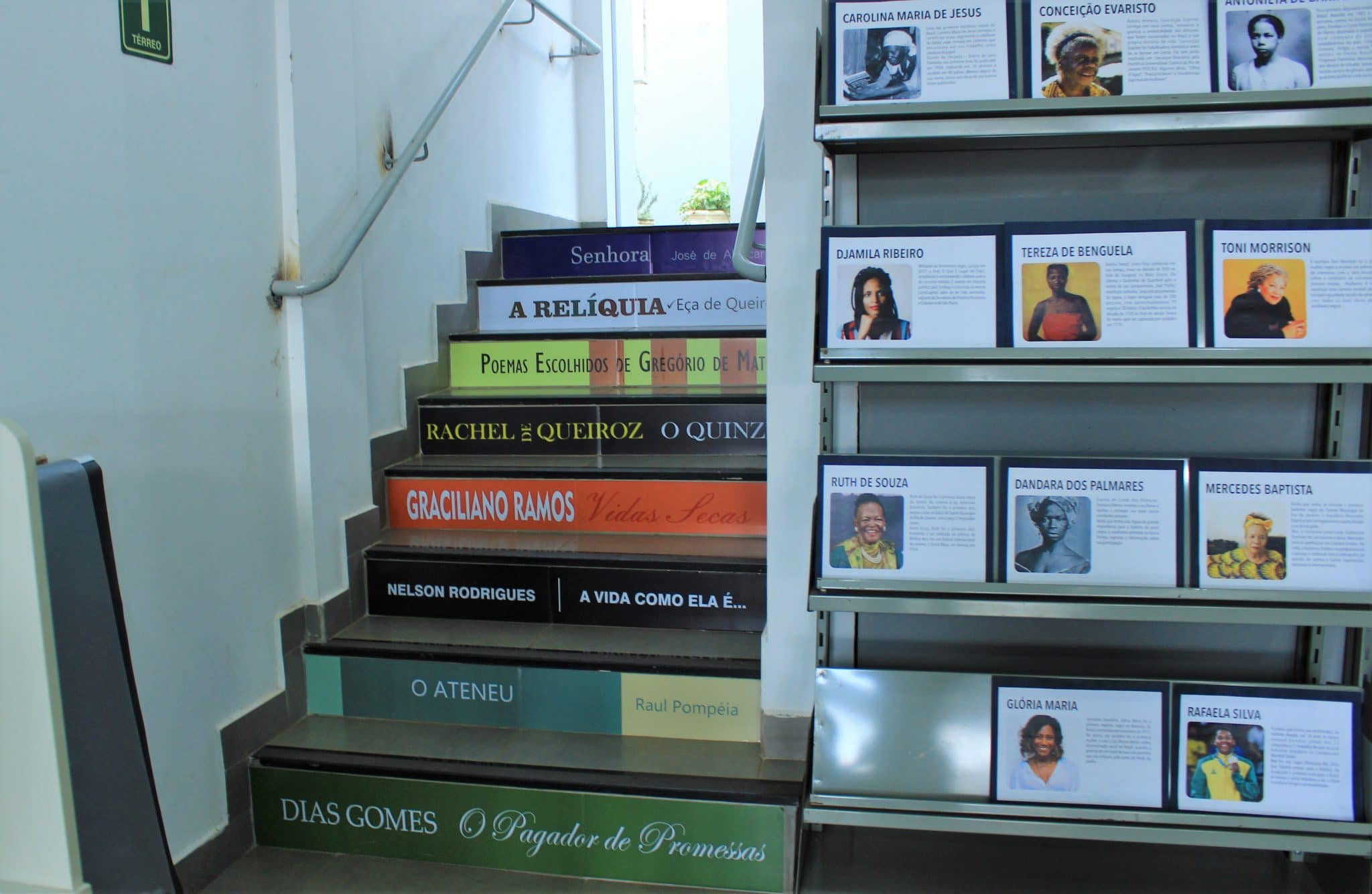 UMA BIBLIOTECA E LIVROS QUE AMAMOS