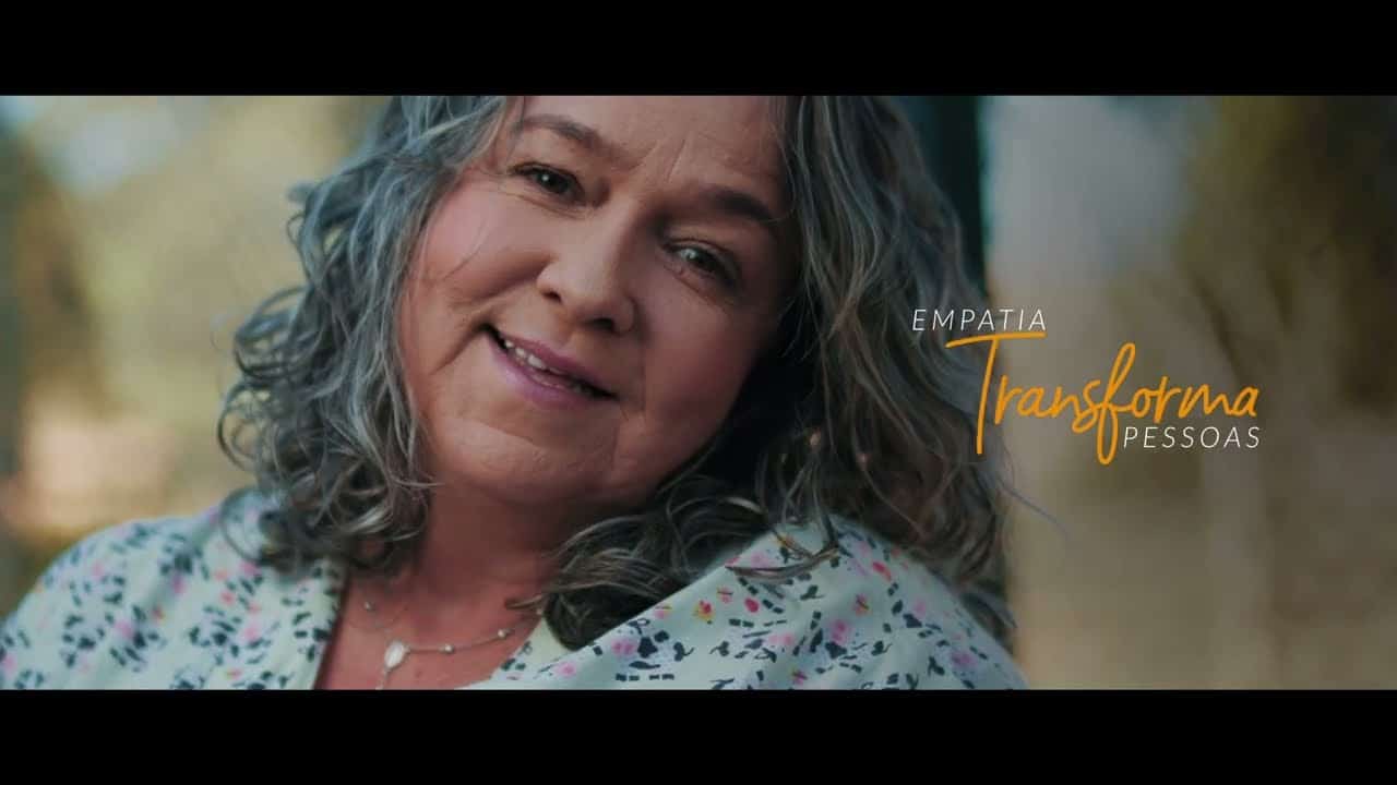 Comunidade de Araxá e CBMM reconhecem trabalho de moradora que resgata e cuida de cães de rua