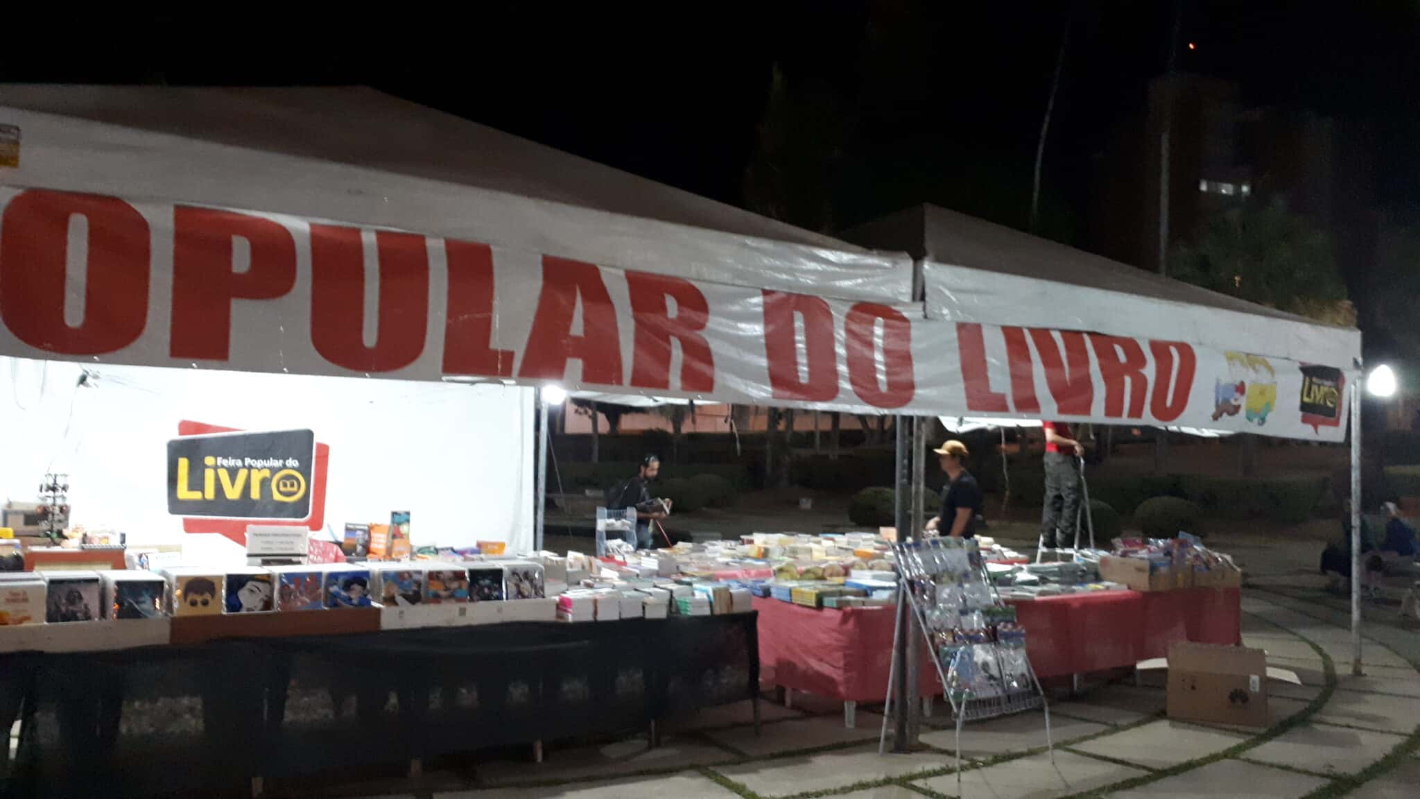 Feira popular de livros em Araxá começou ontem