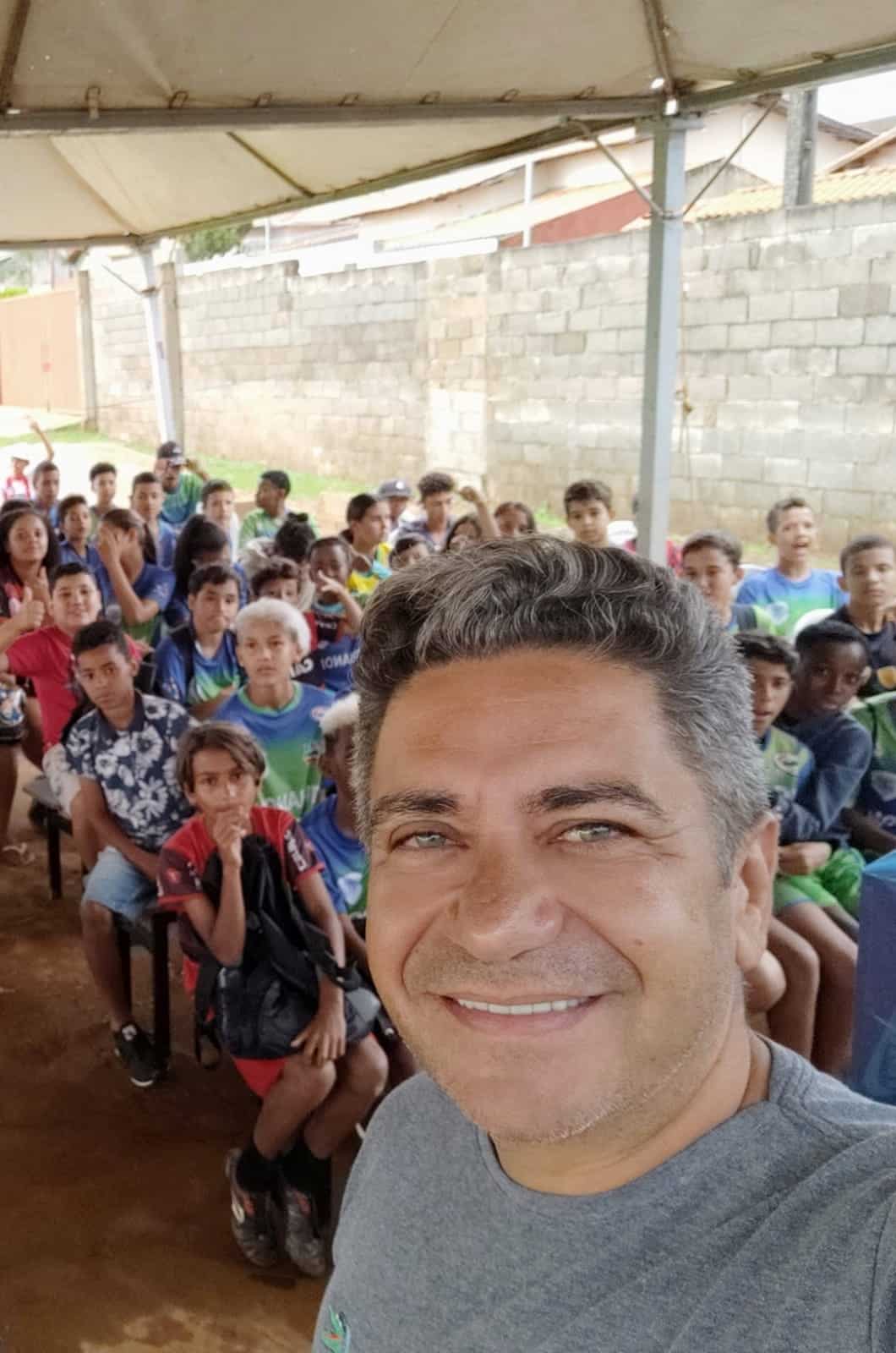 Crianças do projeto “Esporte, Família e Cidadania II” recebem material esportivo gratuitamente