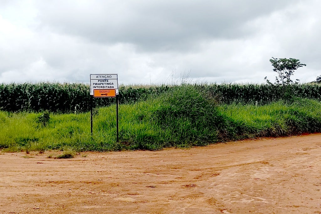 Ponte sobre o Ribeirão Pirapetinga está interditada; usuários devem utilizar desvio