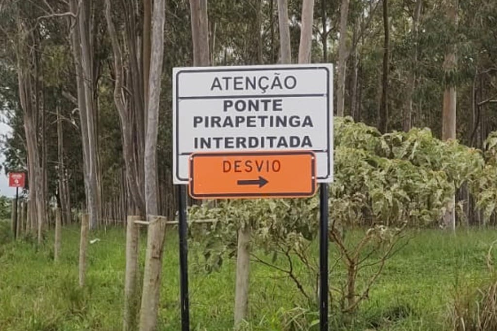 Ponte sobre o Ribeirão Pirapetinga está interditada; usuários devem utilizar desvio