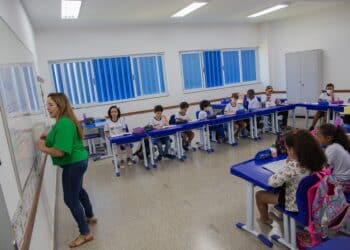 Prefeitura de Araxá lança edital de concurso público para 596 vagas na Educação; inscrições começam em 29 de maio