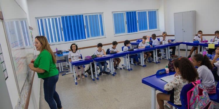 Prefeitura de Araxá lança edital de concurso público para 596 vagas na Educação; inscrições começam em 29 de maio