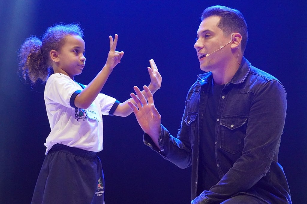 Projeto Escola Mágica contempla 1.400 alunos do Tempo Integral da Prefeitura de Araxá