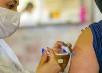 Saúde convoca população de 12 a 59 anos para vacina monovalente contra a Covid-19 nesta segunda (3); confira outros públicos