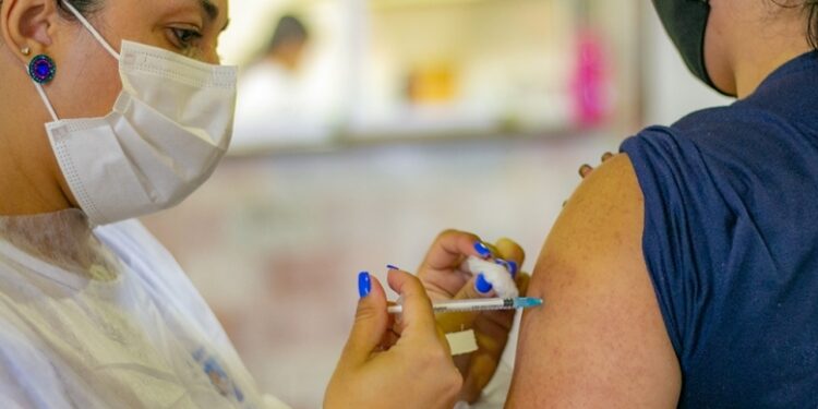 Saúde convoca população de 12 a 59 anos para vacina monovalente contra a Covid-19 nesta segunda (3); confira outros públicos