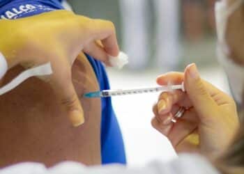 Aplicação da vacina bivalente contempla profissionais da saúde nesta quinta (30) em Araxá; confira outros públicos