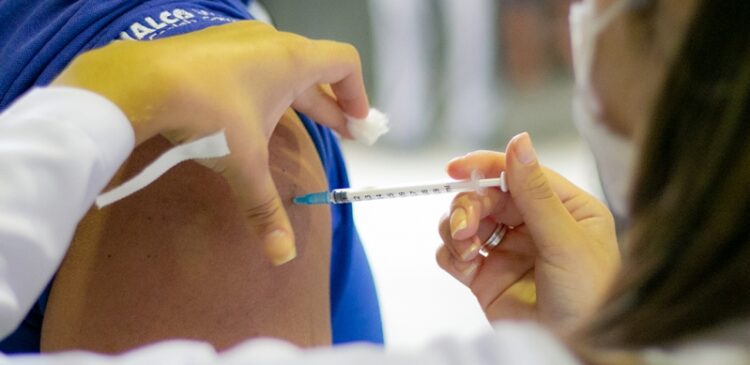 Aplicação da vacina bivalente contempla profissionais da saúde nesta quinta (30) em Araxá; confira outros públicos