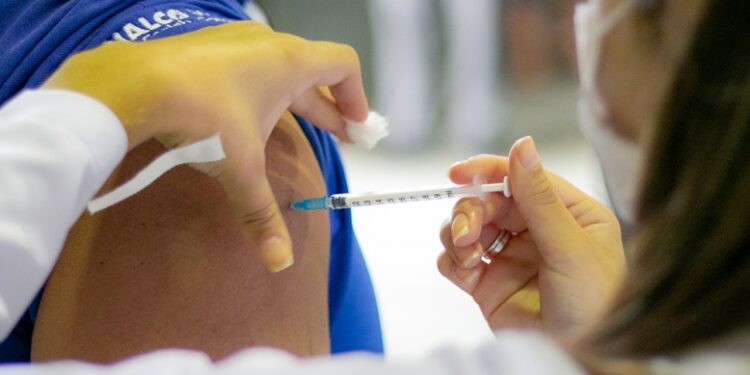 Aplicação da vacina bivalente contempla profissionais da saúde nesta quinta (30) em Araxá; confira outros públicos