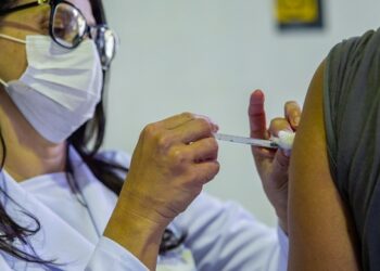 Saúde convoca população de 12 a 59 anos para vacina monovalente contra a Covid-19 nesta quarta (29); confira outros públicos