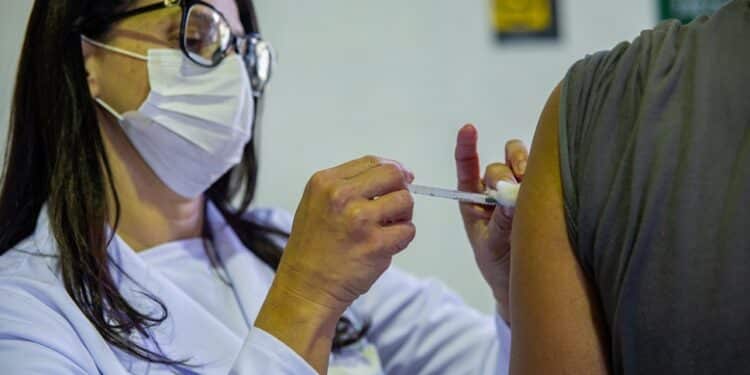 Saúde convoca população de 12 a 59 anos para vacina monovalente contra a Covid-19 nesta quarta (29); confira outros públicos