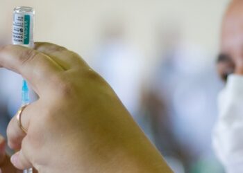 Aplicação da vacina bivalente contempla profissionais da saúde nesta quarta (29) em Araxá; confira outros públicos