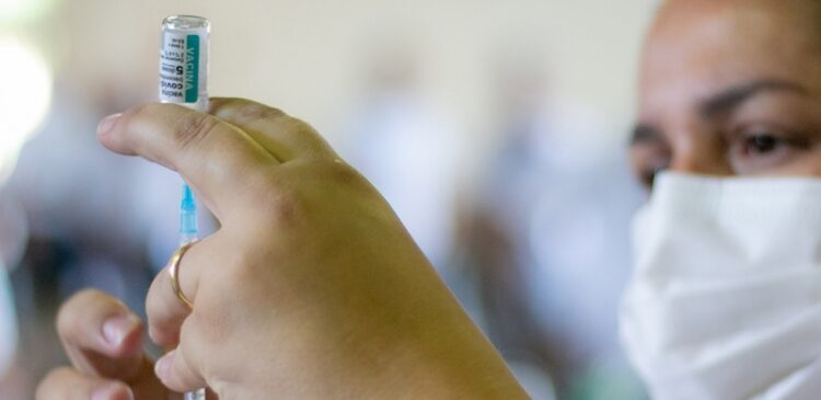 Aplicação da vacina bivalente contempla profissionais da saúde nesta quarta (29) em Araxá; confira outros públicos