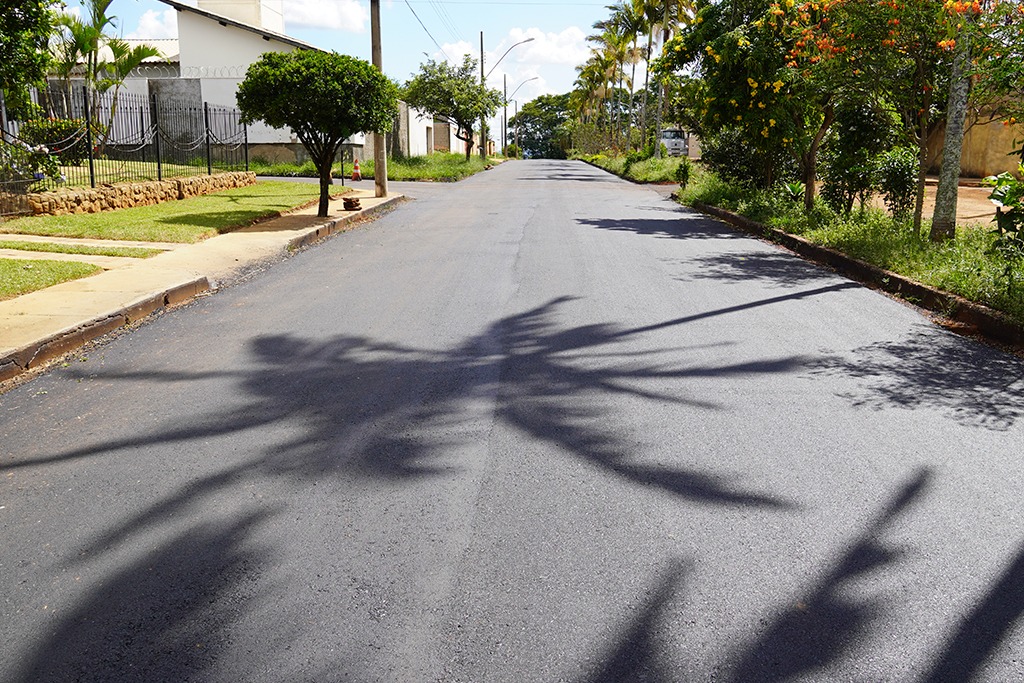 Bairro Parque das Flores recebe recapeamento asfáltico após 30 anos