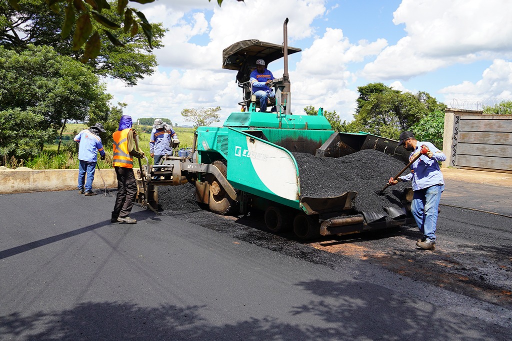 Bairro Parque das Flores recebe recapeamento asfáltico após 30 anos