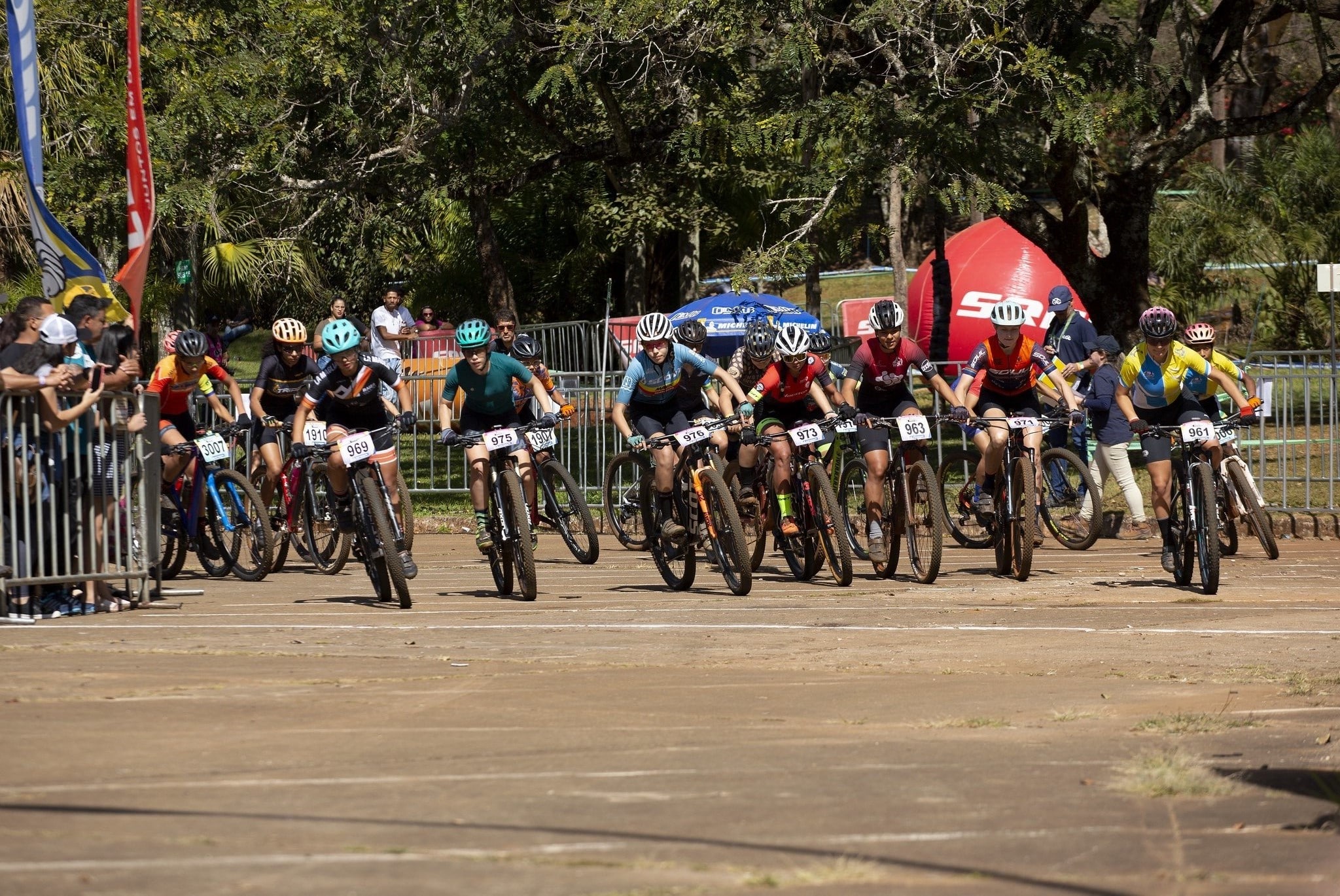 Competição de manobras em bicicletas atrai jovens e o esporte