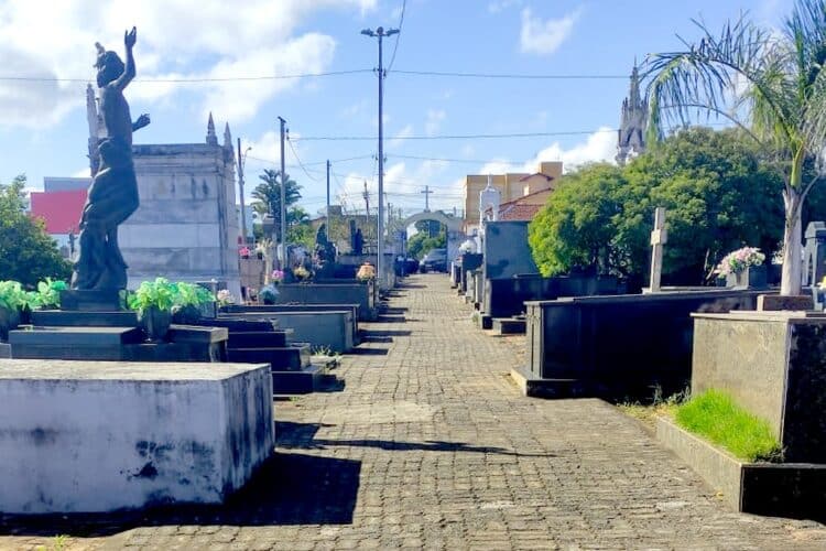 Secretaria de Serviços Urbanos realiza manutenção geral nos cemitérios de Araxá