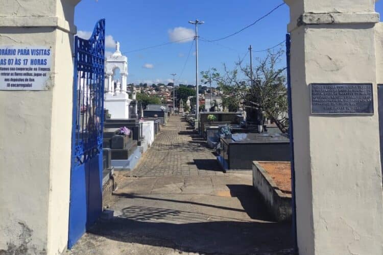 Secretaria de Serviços Urbanos realiza manutenção geral nos cemitérios de Araxá