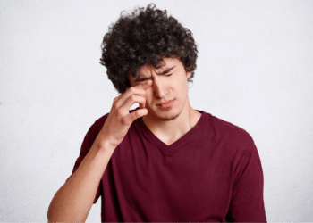 Doença faz cílios tocar a córnea e a conjuntiva e provoca inflamações