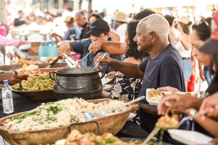 Queima do Alho antecipa animação do Araxá Rodeio Show e leva 3 mil pessoas ao Parque de Exposições