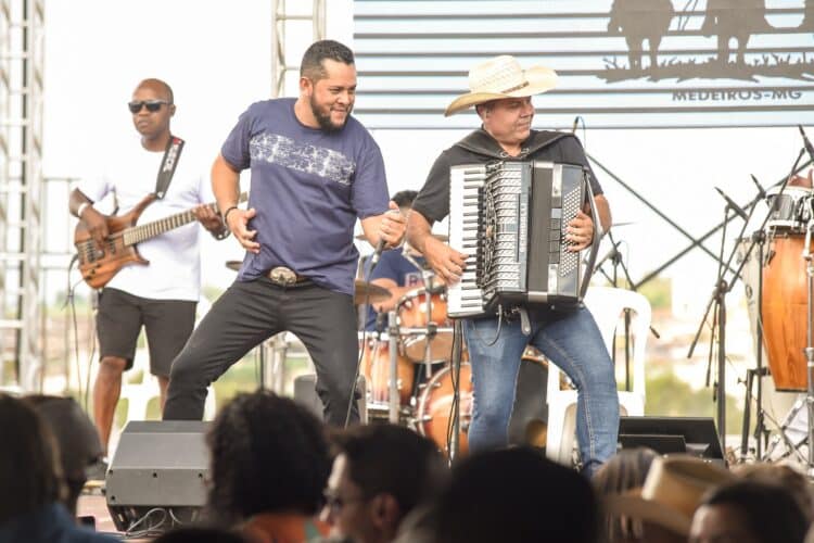 Queima do Alho antecipa animação do Araxá Rodeio Show e leva 3 mil pessoas ao Parque de Exposições