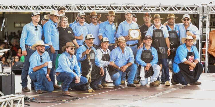 Queima do Alho antecipa animação do Araxá Rodeio Show e leva 3 mil pessoas ao Parque de Exposições