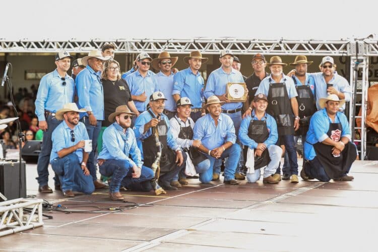 Queima do Alho antecipa animação do Araxá Rodeio Show e leva 3 mil pessoas ao Parque de Exposições