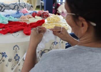 Projeto Tecendo Amor produz e destina peças de vestuários para instituições filantrópicas de Araxá