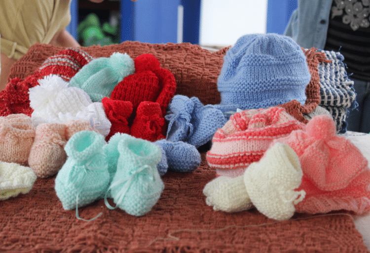 Projeto Tecendo Amor produz e destina peças de vestuários para instituições filantrópicas de Araxá