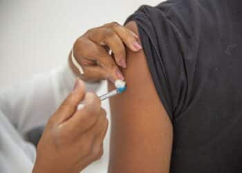 Saúde convoca população de 12 a 17 anos para vacina monovalente contra a Covid-19 nesta terça (2); confira outros públicos