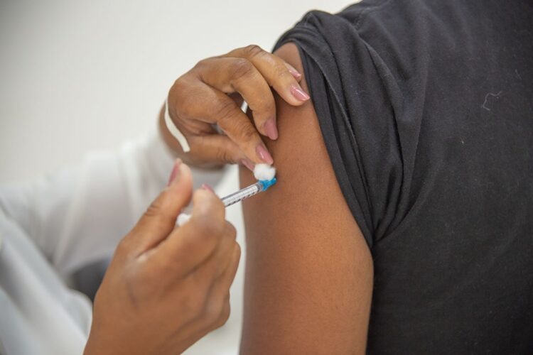 Saúde convoca população de 12 a 17 anos para vacina monovalente contra a Covid-19 nesta terça (2); confira outros públicos