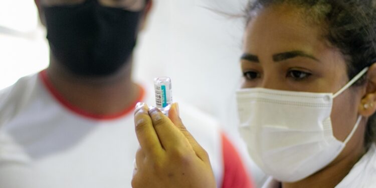 Saúde convoca população de 12 a 17 anos para vacina monovalente contra a Covid-19 nesta sexta (28); confira outros públicos