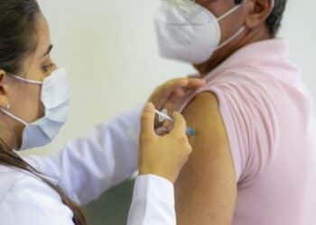 Saúde convoca população de 12 a 59 anos para vacina monovalente contra a Covid-19 nesta quarta (5); confira outros públicos