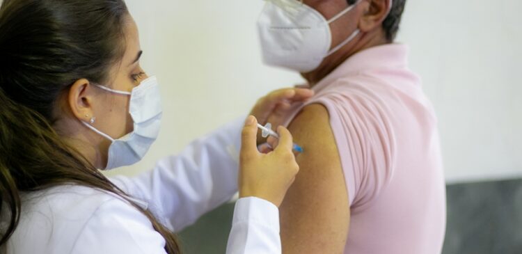 Saúde convoca população de 12 a 59 anos para vacina monovalente contra a Covid-19 nesta quarta (5); confira outros públicos
