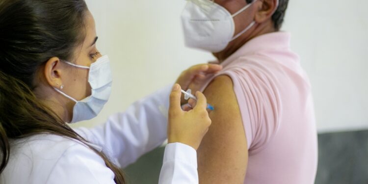 Saúde convoca população de 12 a 59 anos para vacina monovalente contra a Covid-19 nesta quarta (5); confira outros públicos