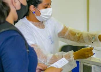 Saúde convoca população de 18 a 59 anos para vacina monovalente contra a Covid-19 nesta segunda (10); confira outros públicos