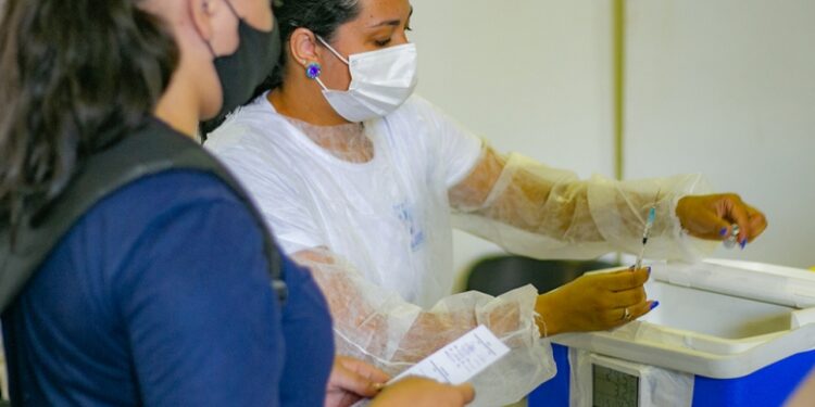 Saúde convoca população de 18 a 59 anos para vacina monovalente contra a Covid-19 nesta segunda (10); confira outros públicos