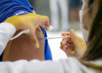 Aplicação da vacina bivalente contempla profissionais da saúde nesta terça (18) em Araxá; confira outros públicos