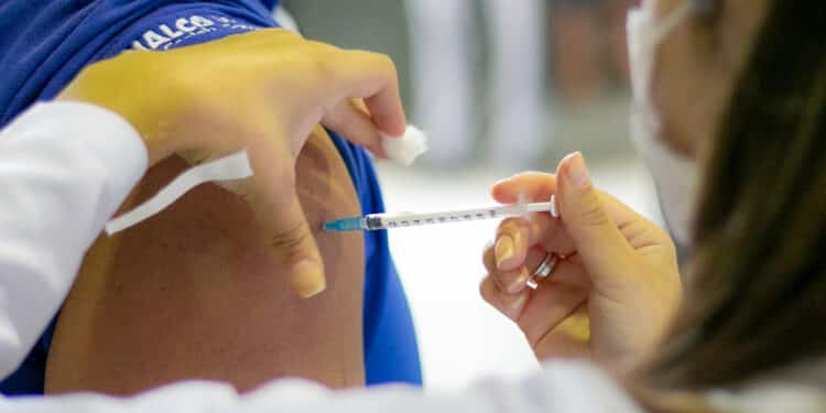 Aplicação da vacina bivalente contempla profissionais da saúde nesta quinta (13) em Araxá; confira outros públicos