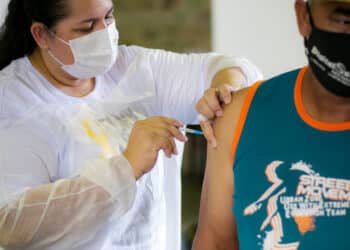 Saúde convoca população de 12 a 59 anos para vacina monovalente contra a Covid-19 nesta segunda (24); confira outros públicos