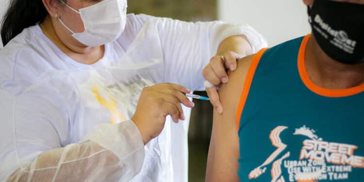 Saúde convoca população de 12 a 59 anos para vacina monovalente contra a Covid-19 nesta segunda (24); confira outros públicos