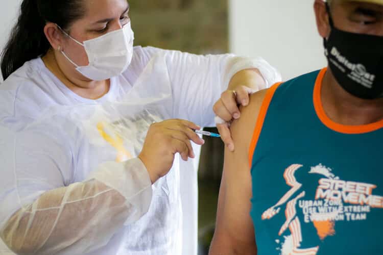 Saúde convoca população de 12 a 59 anos para vacina monovalente contra a Covid-19 nesta segunda (24); confira outros públicos