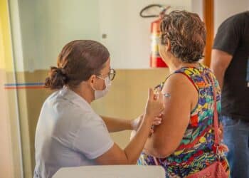 Aplicação da vacina bivalente contempla profissionais da saúde nesta segunda (24) em Araxá; confira outros públicos