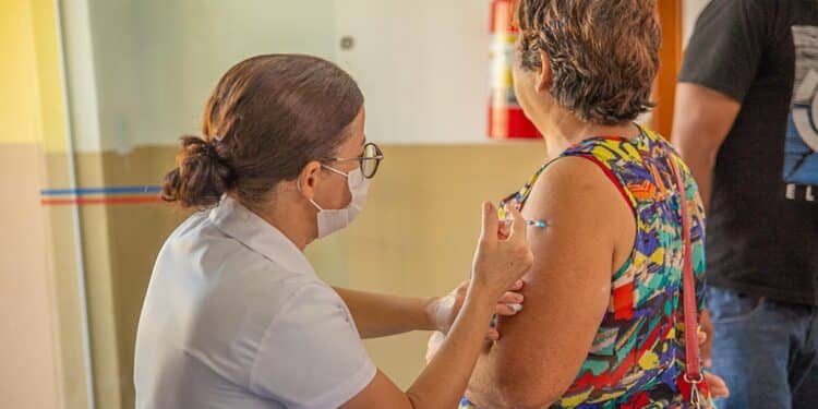 Aplicação da vacina bivalente contempla profissionais da saúde nesta segunda (24) em Araxá; confira outros públicos