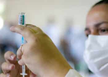 Aplicação da vacina bivalente contempla público maior de 18 anos nesta quinta (27) em Araxá; confira outros públicos