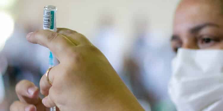 Aplicação da vacina bivalente contempla público maior de 18 anos nesta quinta (27) em Araxá; confira outros públicos