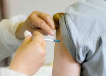 Vacinação bivalente passa a ser aplicada em pessoas a partir de 18 anos em Araxá; confira outros públicos