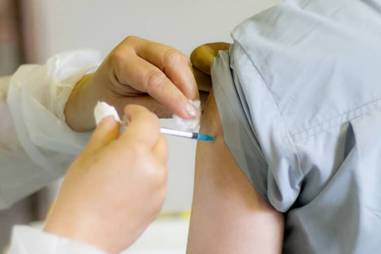 Vacinação bivalente passa a ser aplicada em pessoas a partir de 18 anos em Araxá; confira outros públicos